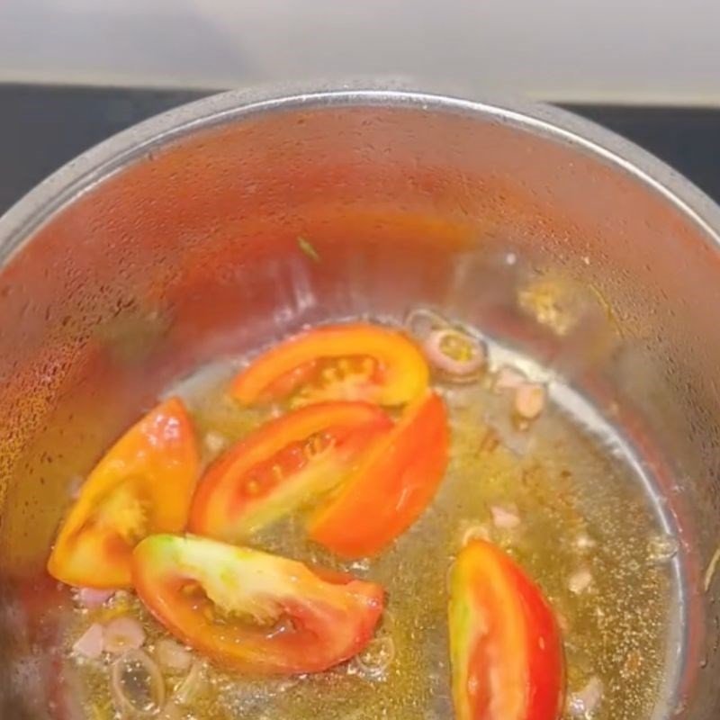 Phi hành tím và xào nguyên liệu cho miến sá sùng bầu