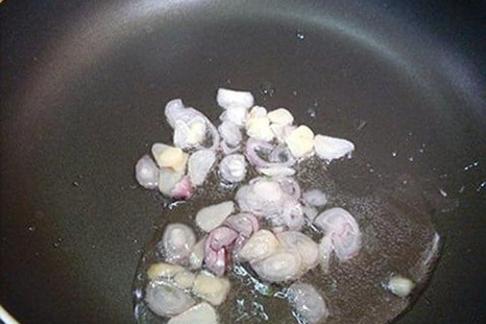 Phi thơm hành khô trong chảo chống dính để xào khổ qua trứng