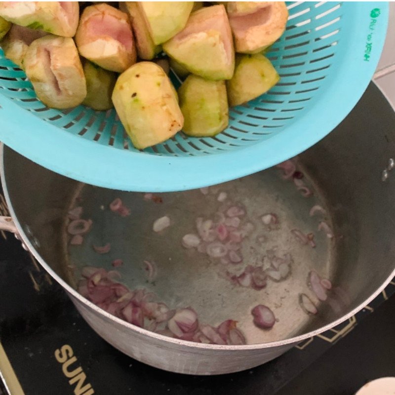 Phi thơm hành tím trước khi cho vả vào xào trong món giò heo hầm