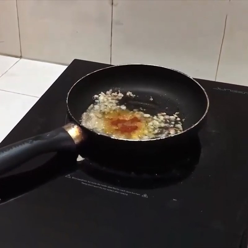 Phi thơm hành tỏi để tạo màu và mùi cho nước dùng bánh canh xương heo
