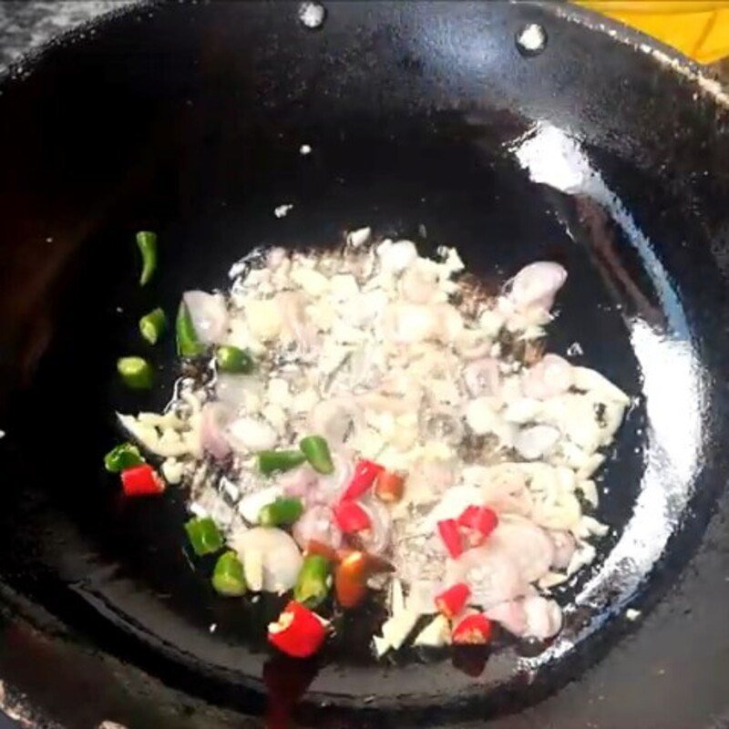 Phi thơm hành tỏi trên chảo nóng để xào củ cải khô
