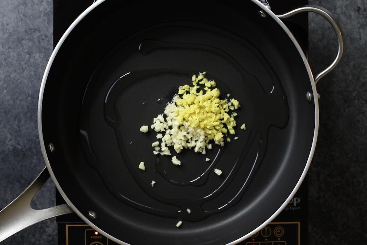 Phi thơm hành tỏi trên chảo nóng để xào miến lòng gà thêm phần hấp dẫn