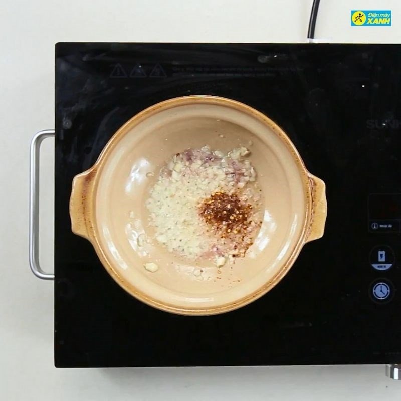 Phi thơm hành tỏi và ớt bột chuẩn bị kho ếch