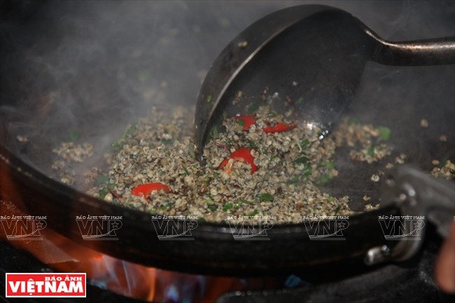 Phi thơm nguyên liệu rồi cho dắt vào đảo đều tay