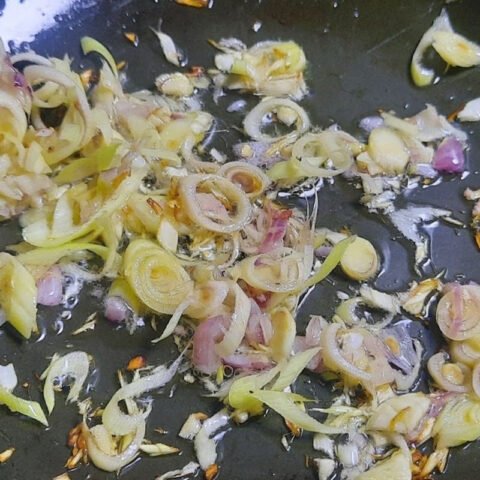 Phi thơm sả ớt tạo hương cho món lẩu bò mắm ruốc