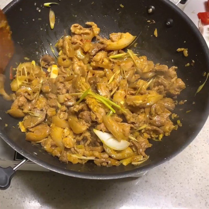 Phi thơm sả, tỏi, hành tím trước khi cho thịt lợn rừng vào xào