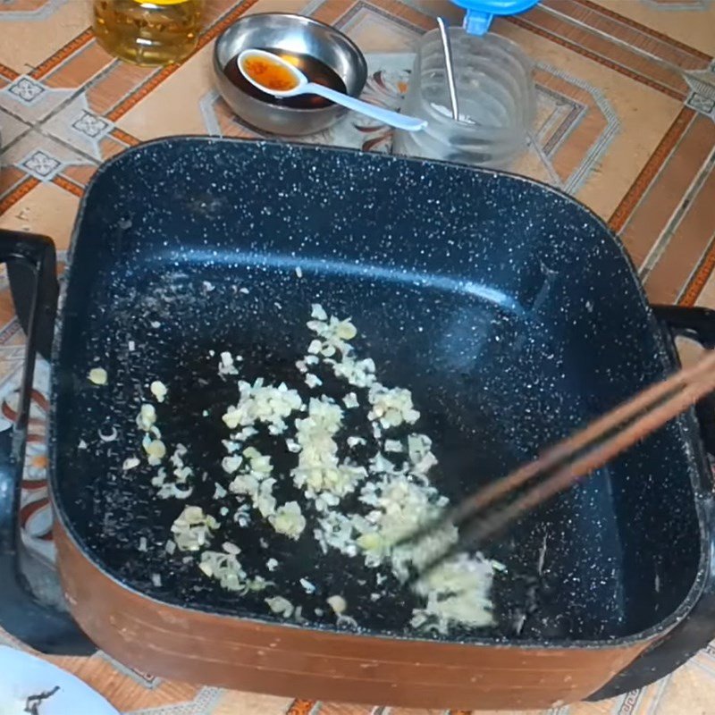 Phi thơm sả, tỏi và ớt trên chảo để tạo nền hương vị cho món ốc xào lá lốt