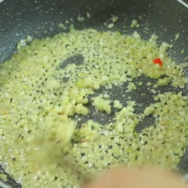 Phi thơm sả và tỏi trên chảo nóng để xào ốc