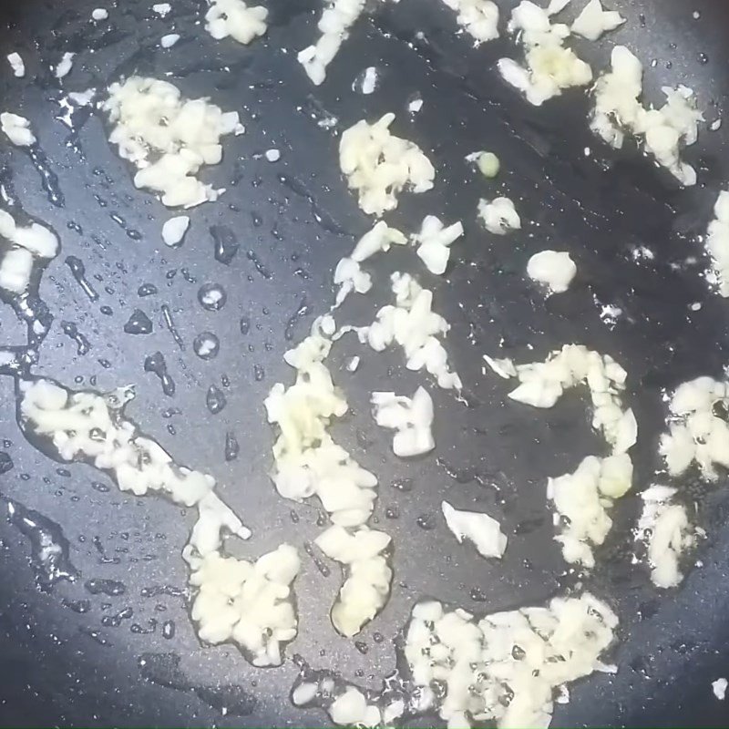 Phi thơm tỏi băm để bắt đầu cách xào hoa chuối ngon nhất