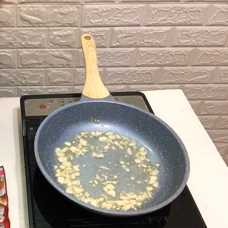 Phi thơm tỏi băm trong chảo dầu nóng trước khi xào rau
