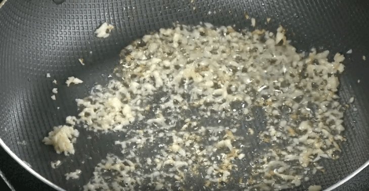 Phi thơm tỏi băm trước khi cho nấm vào xào