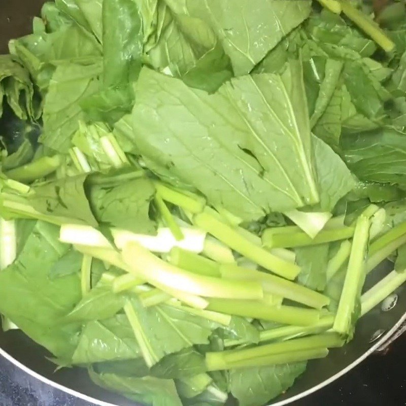 Phi thơm tỏi và gừng để xào rau cải