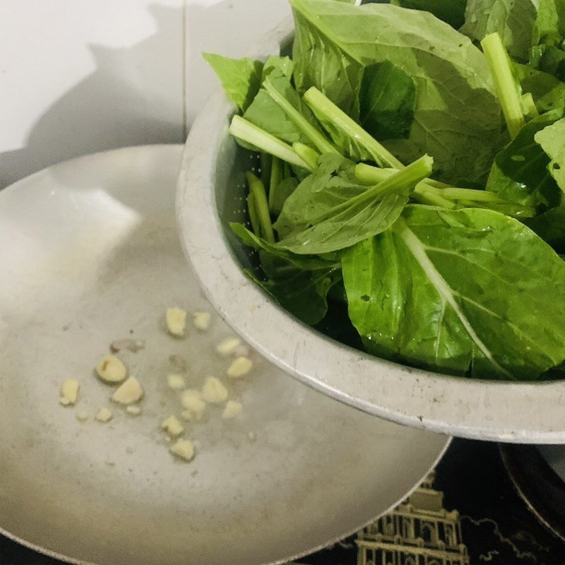 Phi tỏi thơm lừng khi xào cải ngọt