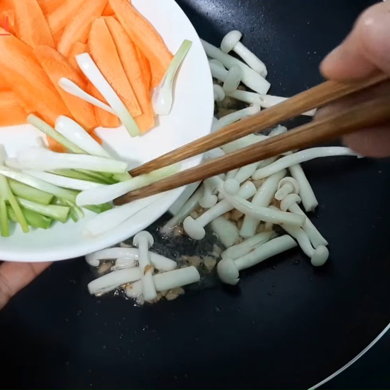 Phi tỏi thơm lừng, xào nấm kim châm trên lửa lớn
