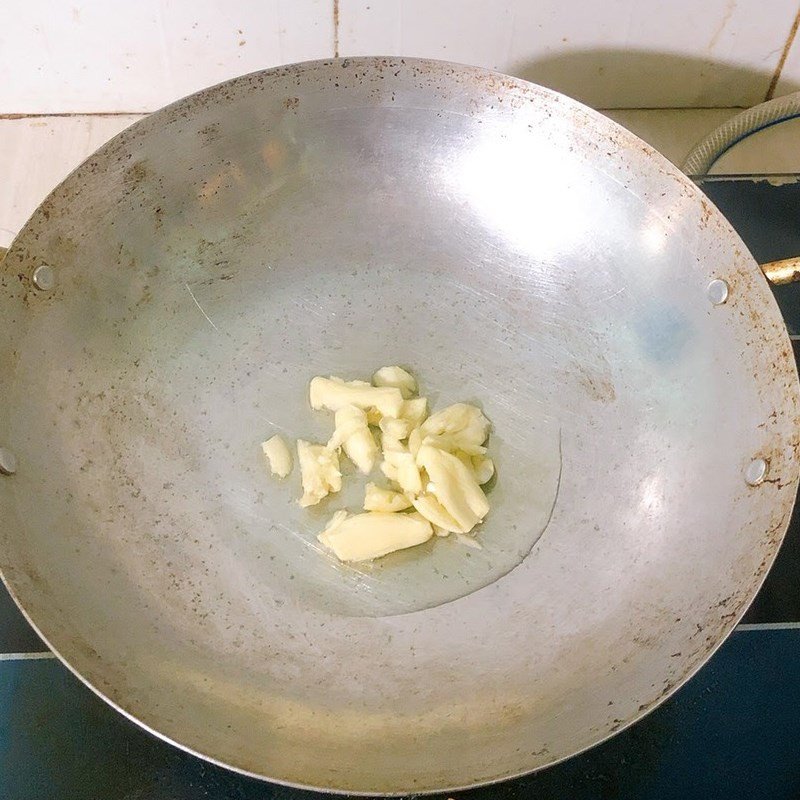 Phi tỏi vàng thơm để tăng hương vị cho đậu ve xào