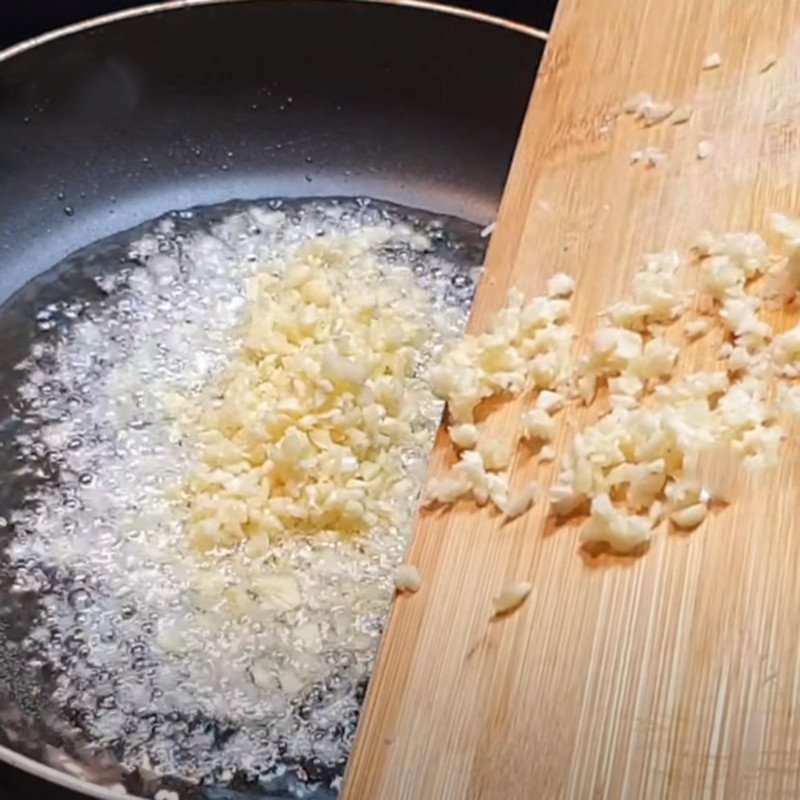 Phi tỏi vàng thơm là bí quyết xào đỗ ngon