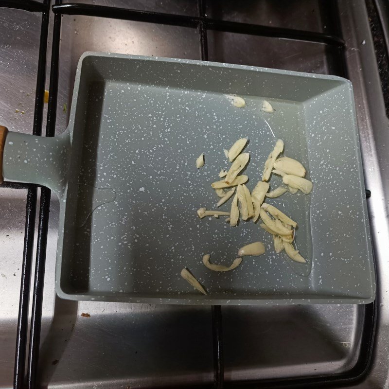 Phi tỏi vàng thơm trên chảo dầu nóng, bước đầu tiên để xào nấm