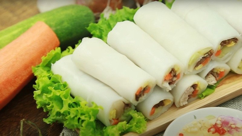 Phở cuốn với nhiều nguyên liệu tươi, giải đáp phở cuốn bao nhiêu calo