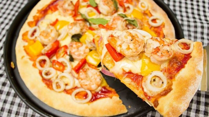 Pizza hải sản hấp dẫn với nhiều topping