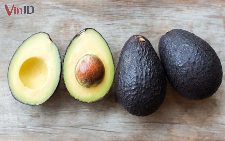 Quả bơ chín mọng với vỏ tím sẫm, sẵn sàng cho món bơ dầm