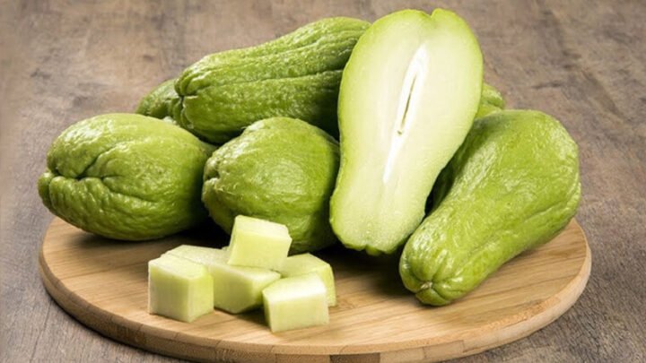 Quả su su tươi nguyên và cắt lát, minh họa su su luộc bao nhiêu calo