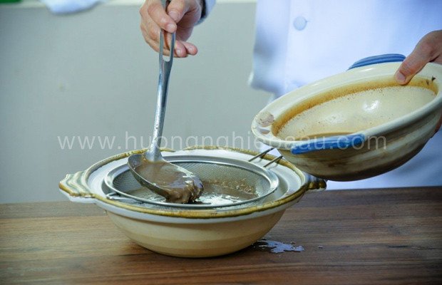 Quá trình lọc nước cốt cua đồng để làm phần riêu cua nổi bật cho món lẩu cua đồng hải sản.