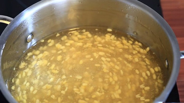 Quá trình nấu chè đậu xanh bột sắn dây sánh mịn