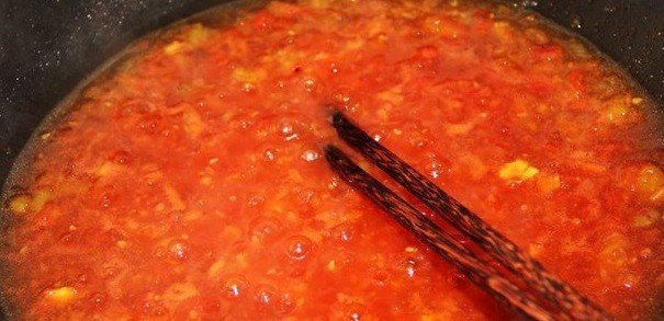Quá trình nấu sốt cà chua sánh mịn, chuẩn bị kết hợp với mực nhồi thịt