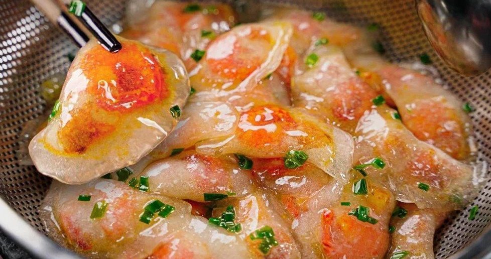 Quá trình nhào nặn bột năng chuẩn bị cho vỏ bánh bột lọc dẻo dai