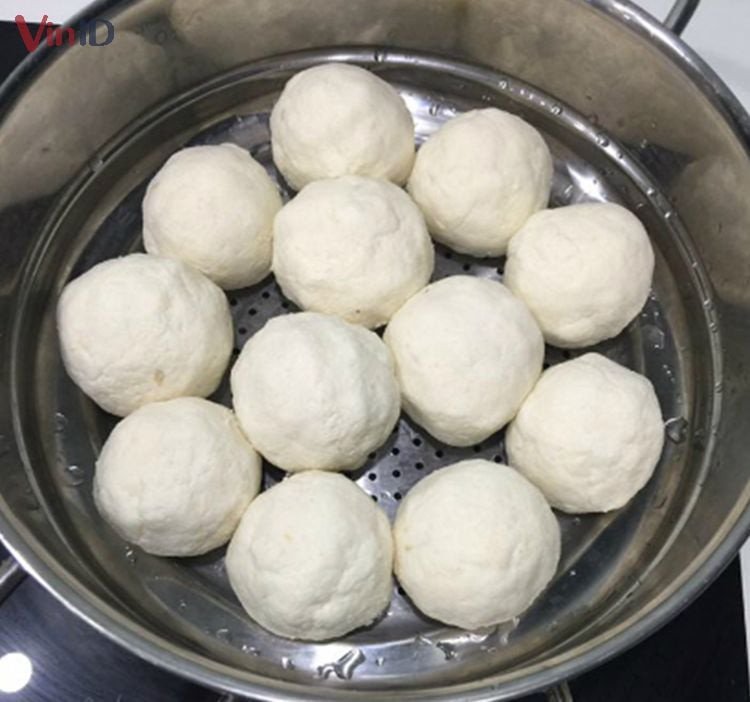 Quá trình tạo hình bánh khoai mì chiên nhân tôm thịt thủ công