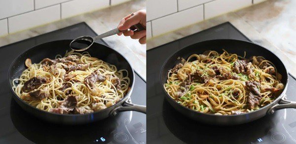 Quá trình xào mì spaghetti cùng thịt bò và cần tây trên chảo nóng, tỏa hương thơm hấp dẫn