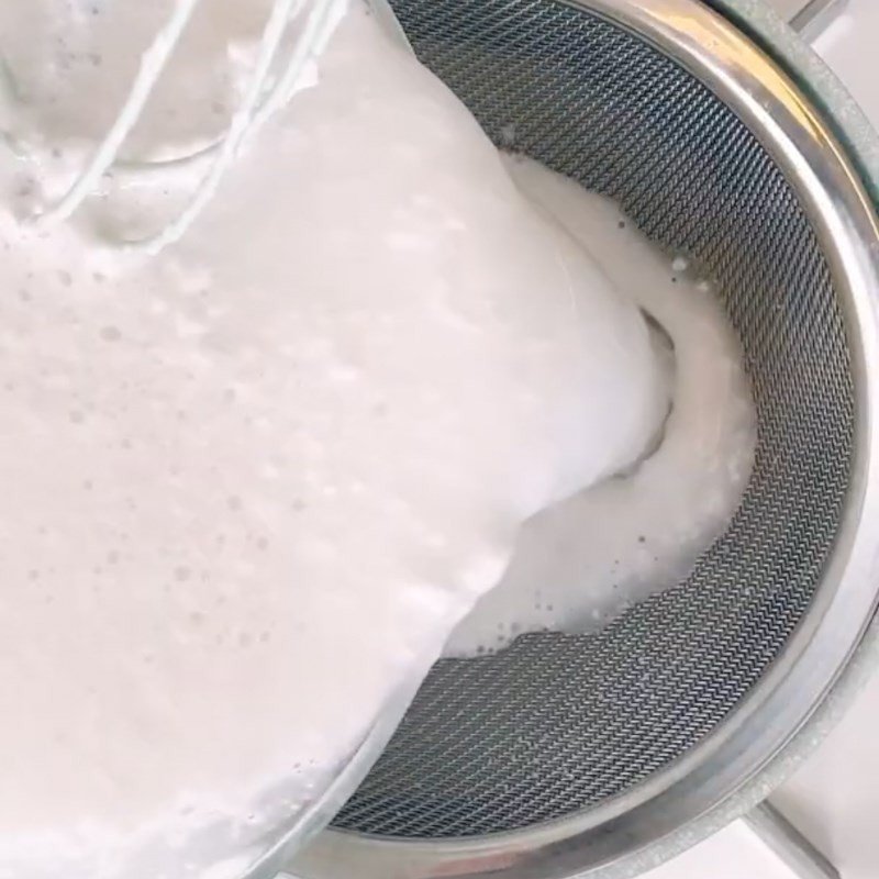 Quá trình xay cơm nguội cùng với nước trong máy xay sinh tố