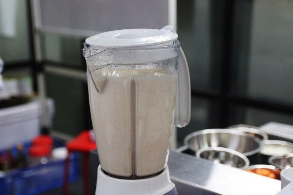 Quá trình xay đậu nành đã ngâm cùng nước lọc để tạo ra hỗn hợp nhuyễn mịn, tiền đề cho món sữa đậu nành bổ dưỡng.