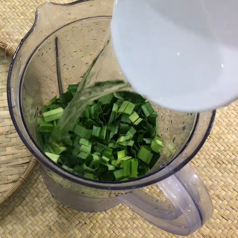 Quá trình xay nhuyễn lá dứa với nước để tạo màu xanh tự nhiên cho chè cốm