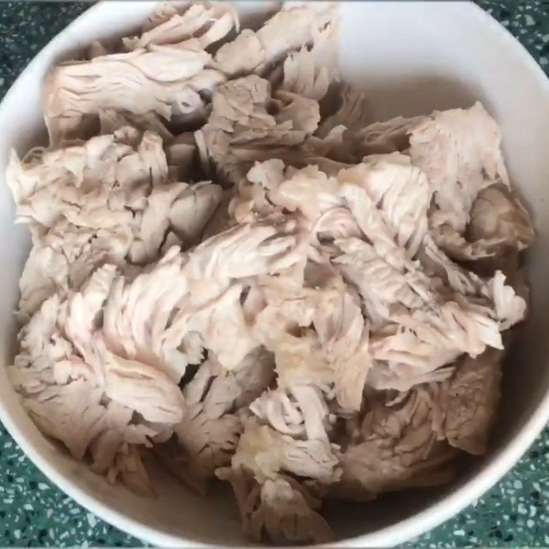 Quá trình xé thịt heo thành sợi