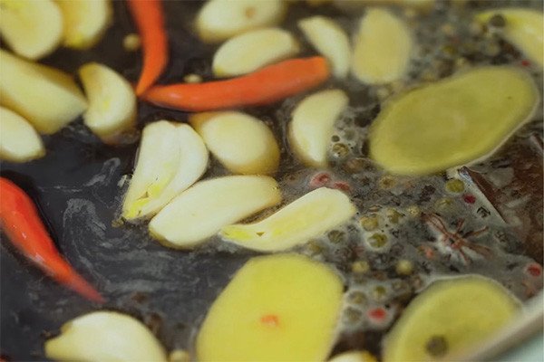 Quy trình nấu nước mắm ngâm thịt ba chỉ chuẩn vị