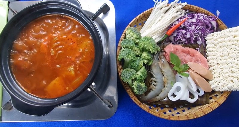 Quy trình nấu nước mì cay đậm đà chuẩn bị cho món ăn