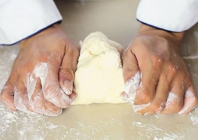 Quy trình nhào bột nếp dẻo mịn cho vỏ bánh ít trần