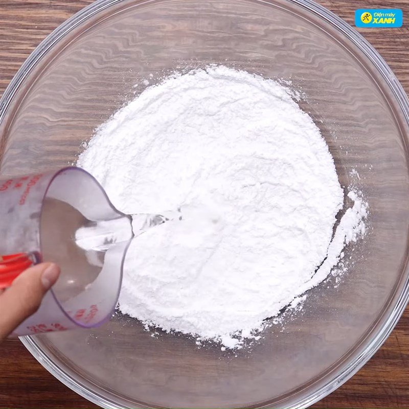 Quy trình trộn và nhào bột làm vỏ bánh há cảo dai mềm