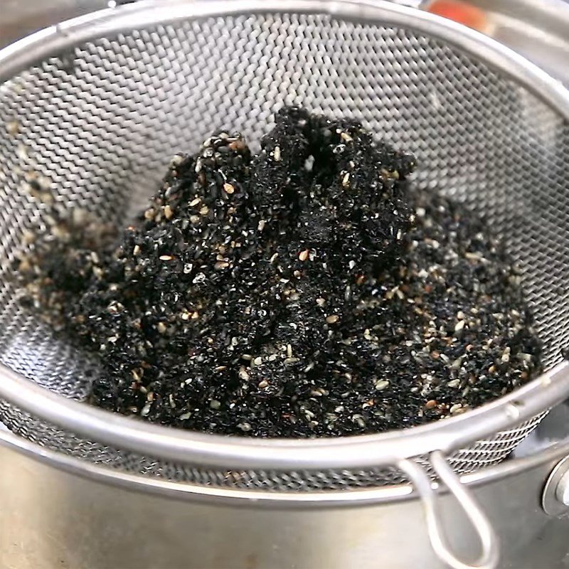 Quy trình xay và lọc mè đen cho cách nấu nước mè đen sánh mịn