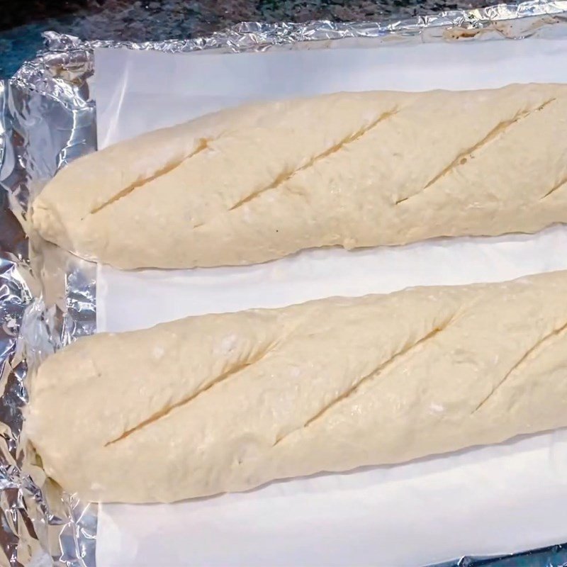 Rắc bột và khứa đường chéo trên mặt bánh mì Pháp