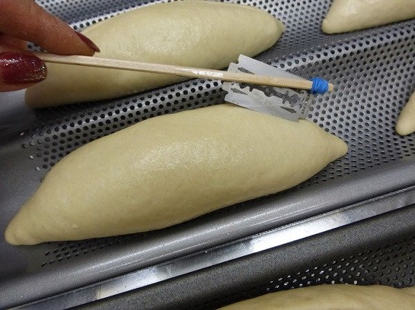 Rạch đường trên thân bánh mì để nở đẹp