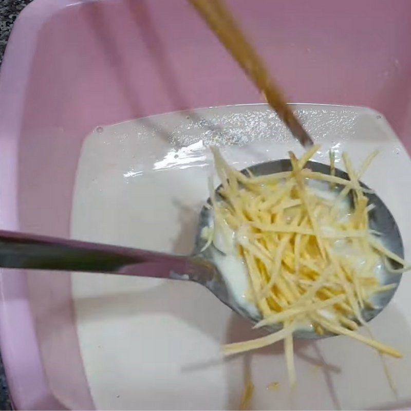 Rán bánh khoai lang trên chảo dầu nóng