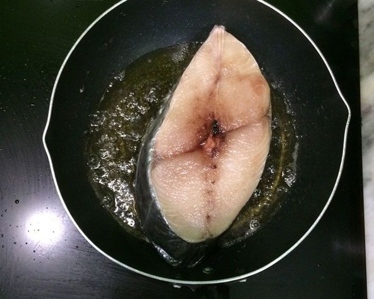 Rán cá thu vàng đều trước khi sốt cà chua