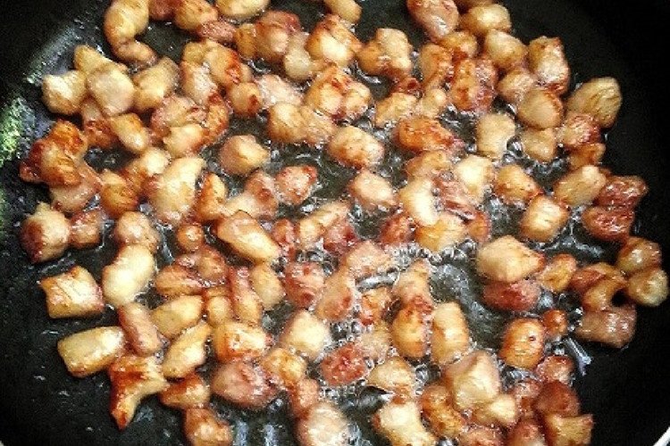 Rán thịt ba chỉ vàng giòn làm tóp mỡ cho kho quẹt