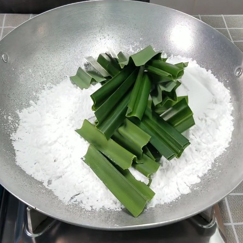Rang bột năng với lá dứa khô để làm bánh phục linh thơm lừng