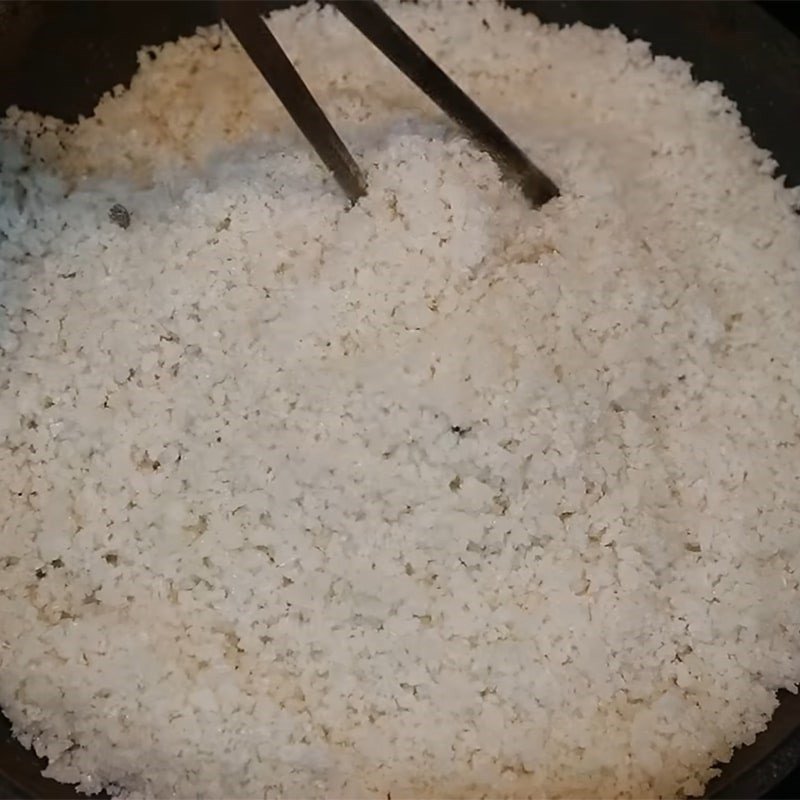 Rang muối hạt trên chảo để ủ thịt