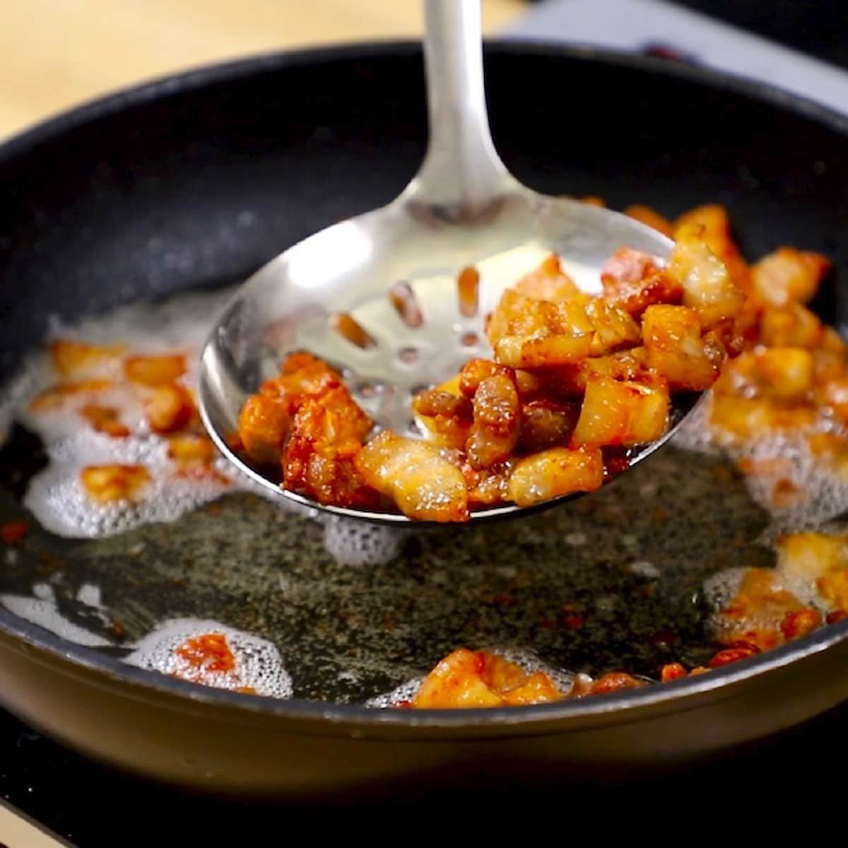 Rang thịt ba chỉ trên chảo cho vàng đều