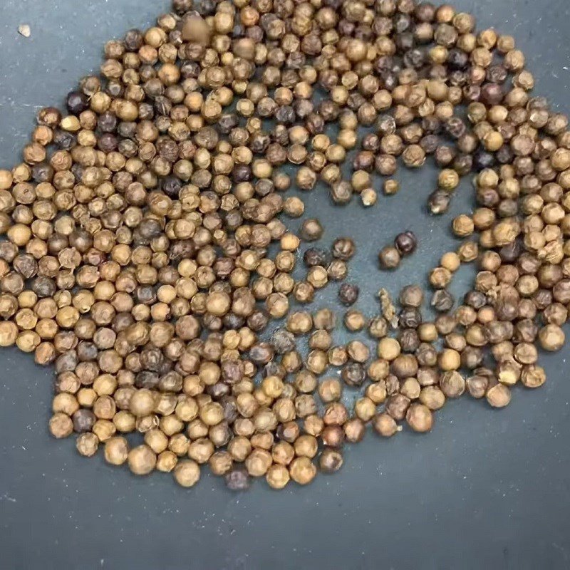 Rang và giã tiêu để nấu nước dùng vịt nấu tiêu