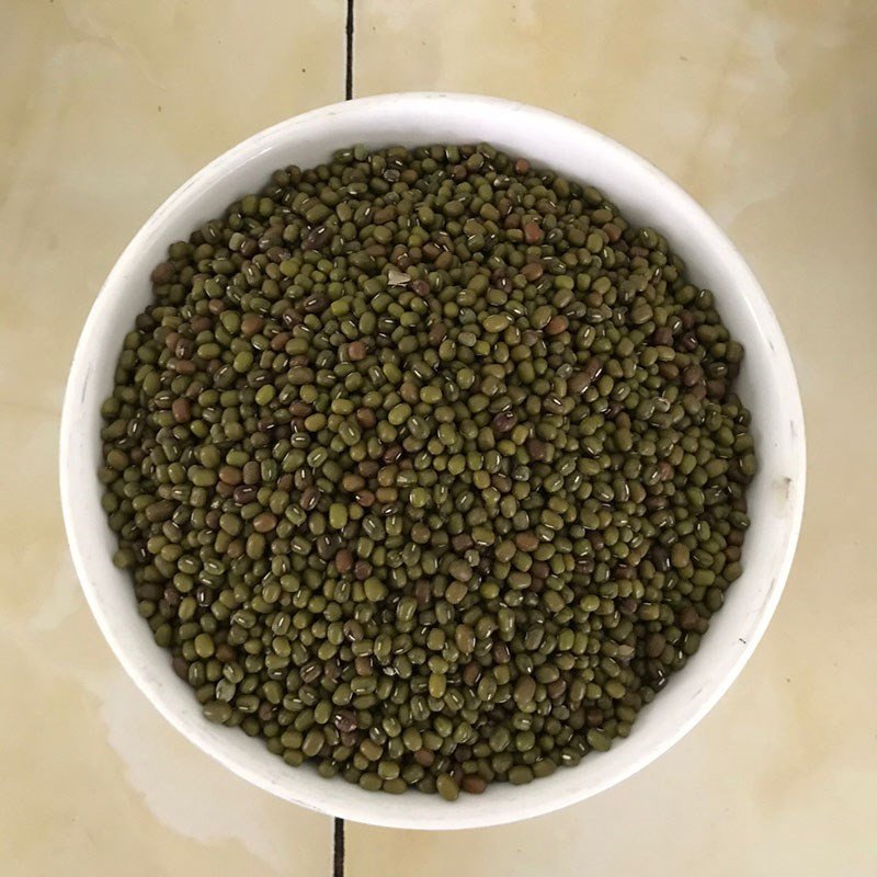 Rang và vo sạch hạt đậu xanh để nấu chè